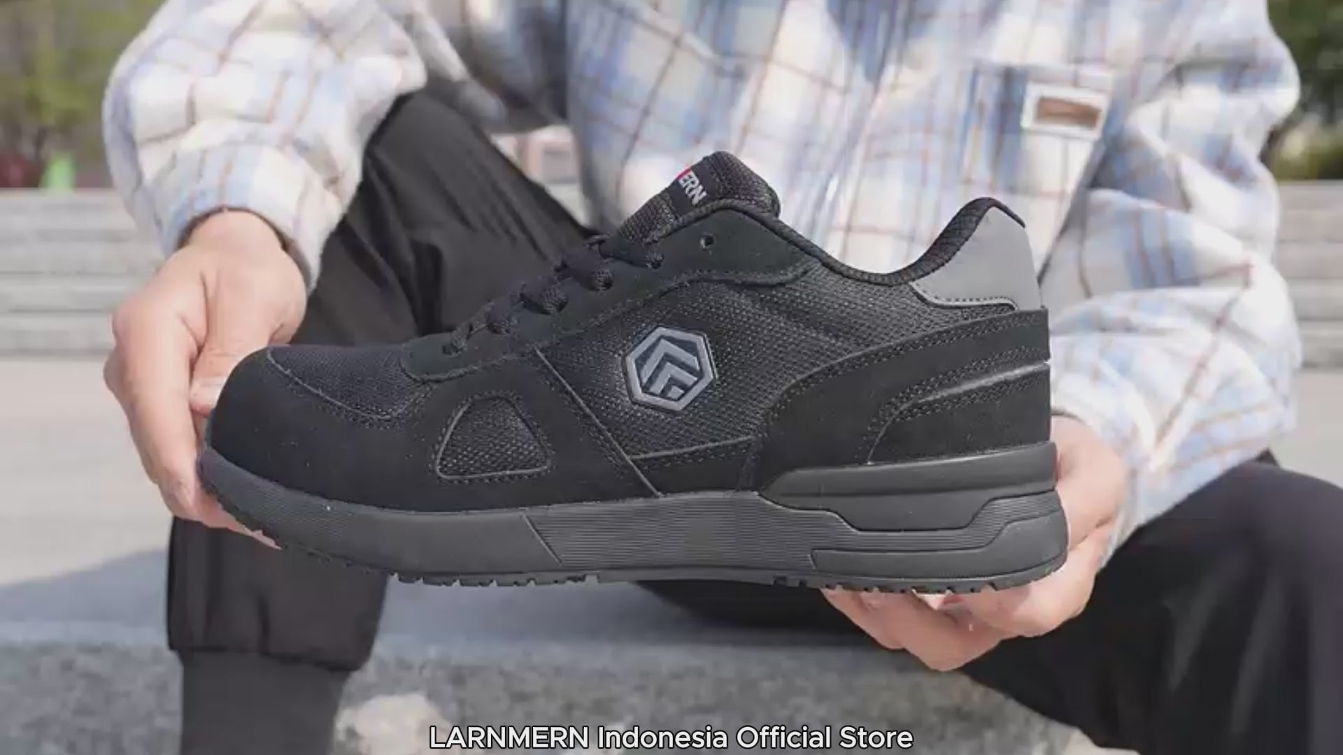 LARNMERN Safety Shoes Mens Sneakers Steel Toe Construction AntiStatic Work Shoes Pria Wanita L9096 Black